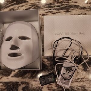 Light changing beauty mask